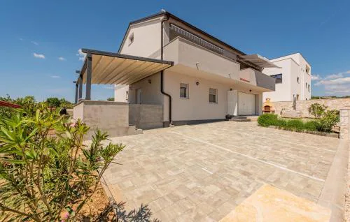 3 Bedroom Lovely Apartment In Mandre
