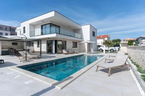 Prestige Villa COMPADRE Luxury Retreat in Mandre, Heated Pool, 4 Bedrooms, Seaside Comfort, NEW!