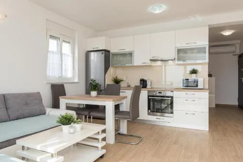 Zoran brand new apartment-Garden