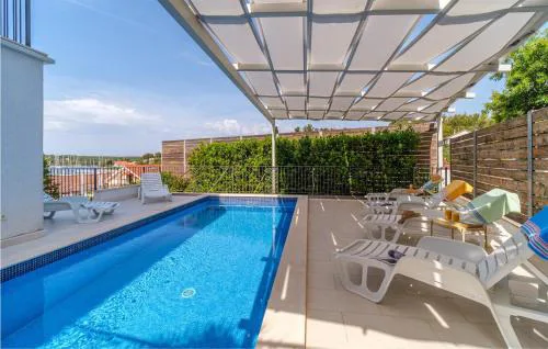 Gorgeous Home In Milna