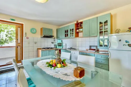 Cozy apartment MARISOL with pleasant terrace in Nerezine