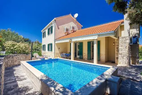 Villa SAN with heated pool, traditional surroundings, 3-bedrooms
