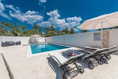 Andy 3 centrally located ap with pool