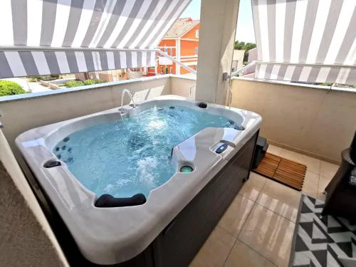 Central Apartment with Jacuzzi