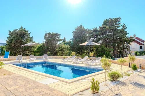 Mirjana new city central apartment with a pool