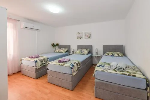 Modern room for 3 People - Novalja