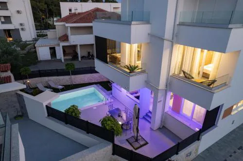 Smash C apartments for 12 - private pool