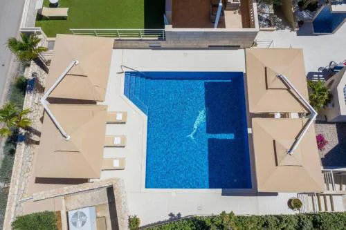 Sargas Suite 5 with pool view