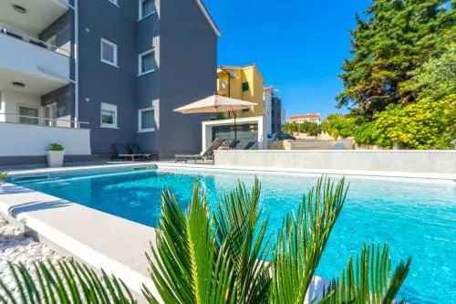 Summer Breeze Pool Apartments