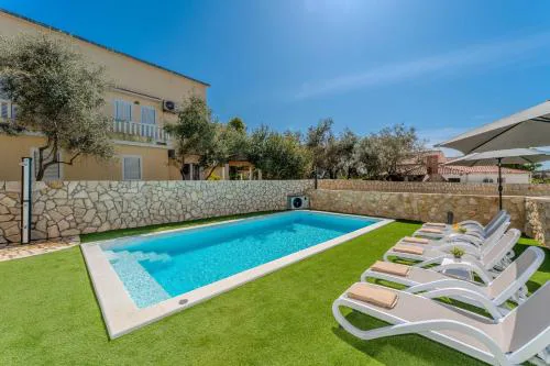 Villa Anita apartments with a pool