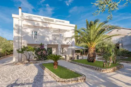 Villa Bella with pool