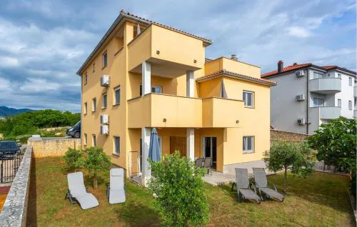 2 Bedroom Gorgeous Apartment In Omisalj