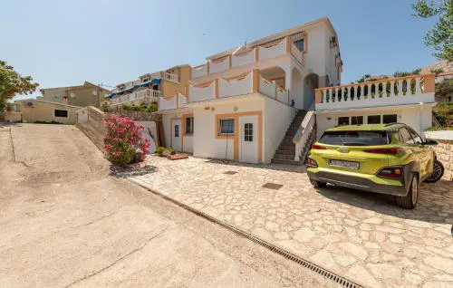 2 Bedroom Nice Apartment In Pag