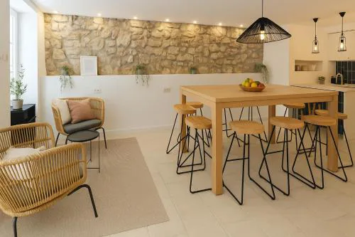 Stone House 4M - Premium Old Town Escape by the Sea with 3 Ensuites & Rooftop terrace