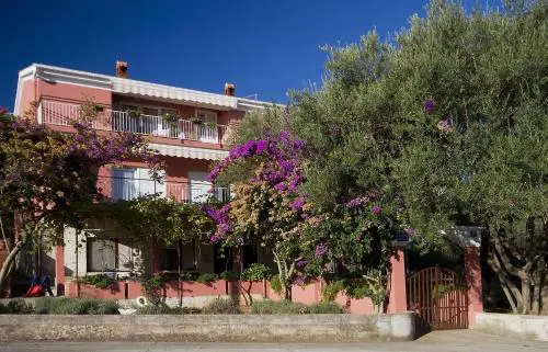 Apartments with parking space Poljana, Ugljan - 8473