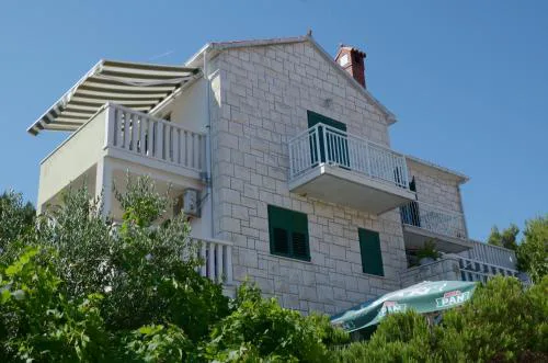 Apartments with parking space Postira, Brac - 22207
