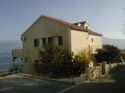 Apartments with parking space Postira, Brac - 2911