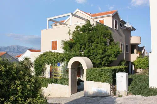 Apartments with parking space Postira, Brac - 5617