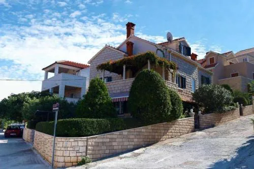 Apartments with parking spaces Postira, Brac - 19452