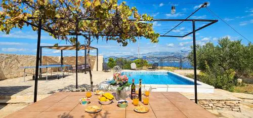 Stone House with Pool, Set in Idillic Countryside - Villa Mir