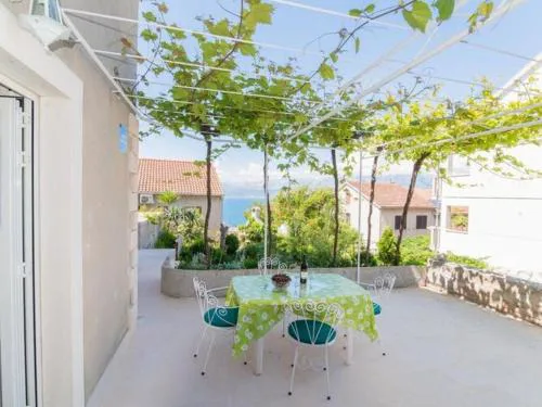 Studio apartment with terrace sea view