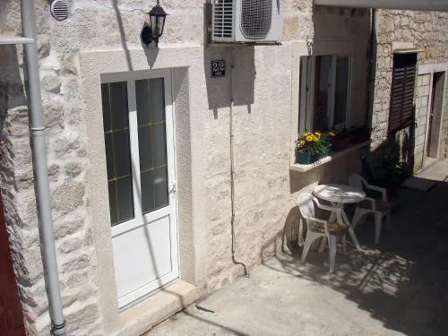 Apartments by the sea Pucisca, Brac - 11263