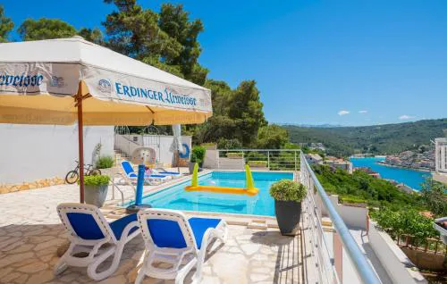 Cozy Apartment In Pucisca With Wifi