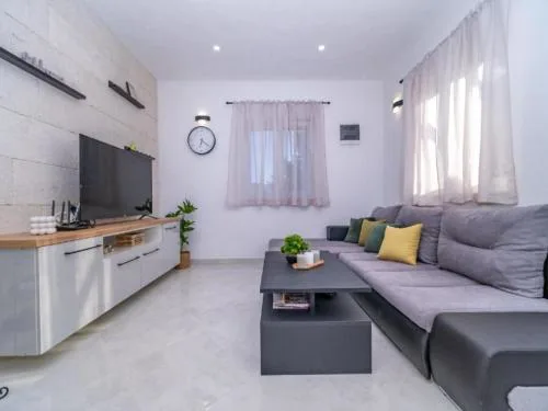 Holiday Home Bra uta- Two Bedroom Holiday Home with Pool