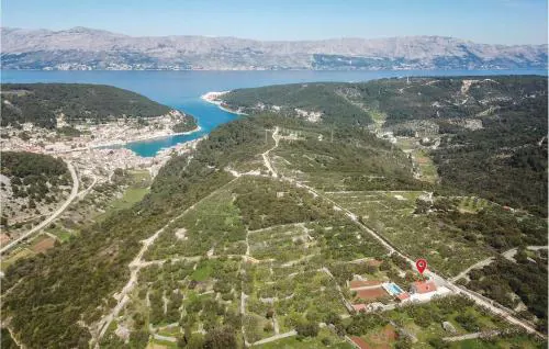 Three-Bedroom Holiday Home In Pucisca