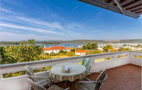 2 Bedroom Stunning Apartment In Punat