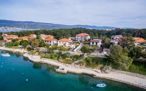 Seafront apartment with balcony-50 m from the sea