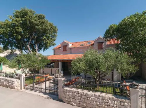 Peaceful Island Haven with Pool, BBQ & Games Area