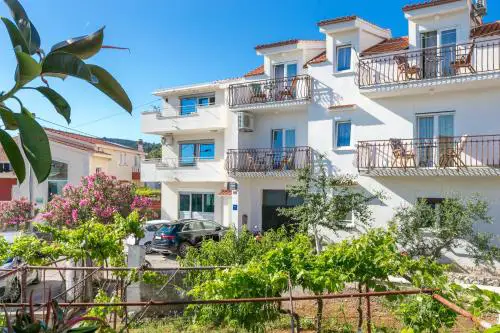 Apartments by the sea Slatine, Ciovo - 24266
