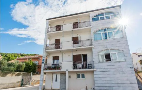 Cozy Apartment In Slatine With Wifi