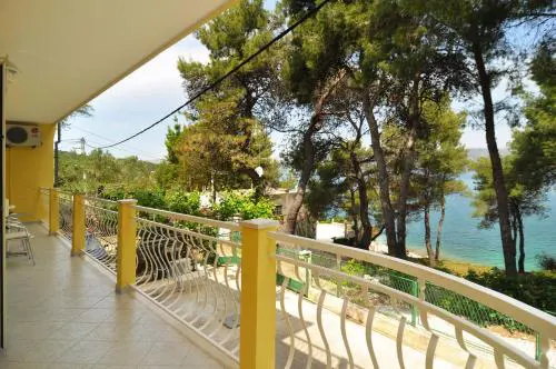Spacious 100m2 apt w big terrace & great sea view