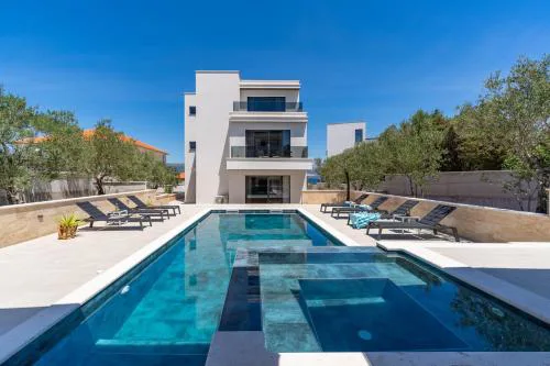 Villa Lady Maris with heated private pool, 5 en-suite bedrooms, 70m from beach
