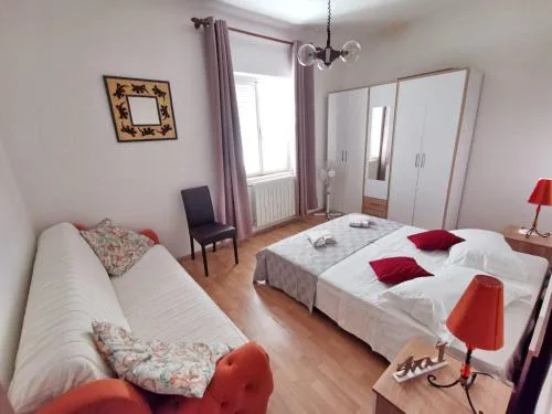 Bertie's Lodge - Four Bedroom Apartment A4