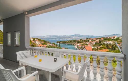 Amazing Apartment In Supetar-Splitska