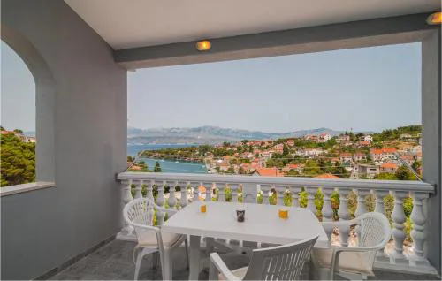 Gorgeous Apartment In Supetar-Splitska