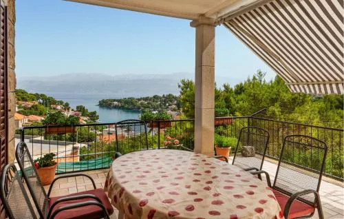 Lovely Apartment In Splitska - Postira