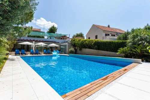 Luxuriöse Ferienwohnung Mit Poolblick