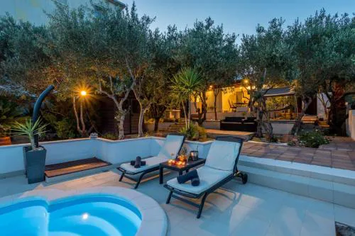 Komplex Oliva Mit Pool Und Großem Garten
