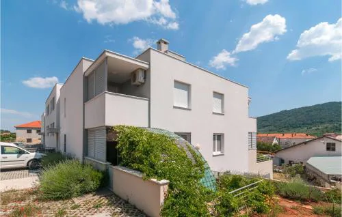 Nice Apartment In Stari Grad With Wifi