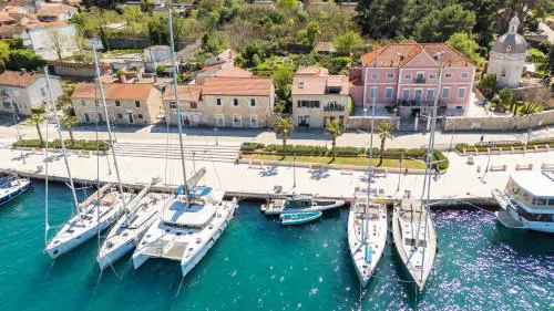 Seafront Stone Home With King Beds, Garden And Balcony
