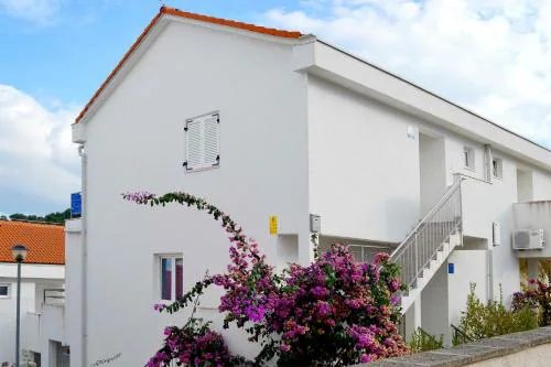 Apartments with parking space Necujam, Solta - 5178
