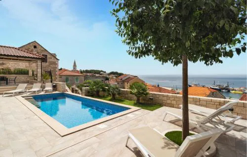 6 Bedroom Awesome Home In Sumartin