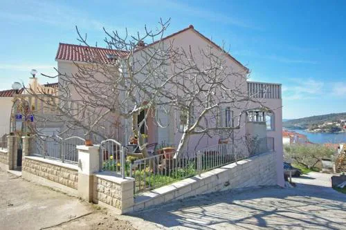 Apartments Villa Rose - Economy Studio with Sea View and shared Terrace A3 crveni