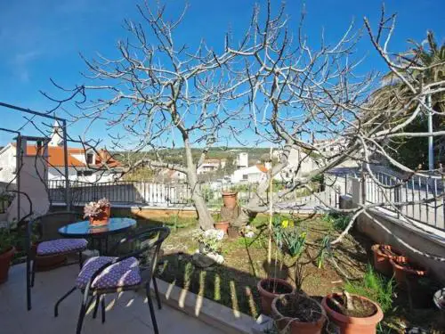 Apartments Villa Rose - Standard Studio with Sea View and shared Terrace A2 bijeli