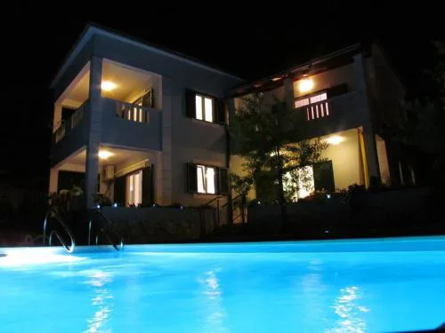 4 Bed Villa Sleeps 9 - Pool Pets Garden Parking