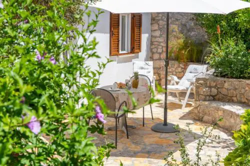 APARTMENTS JELENA 1,2,3,4 & 5 SUPETAR - free parking